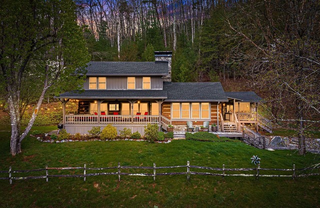 Chestnut House | Pet-Friendly Log Cabin w/Views & Fireplaces + Biltmore Pass