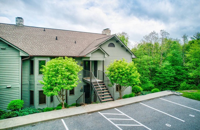 Chetola:Berkshires 3 - 3BR with 2 sleeper sofas-Chetola Resort Privileges -Walk To Blowing Rock