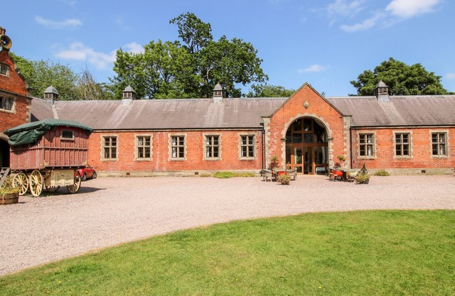 CHETWYND LODGE, pet friendly, with a garden in Great Haywood