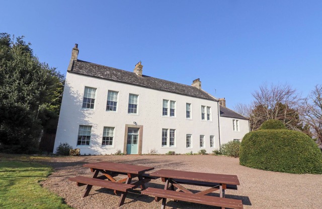 CHEVIOT MANOR, pet friendly, character holiday cottage in Wooler