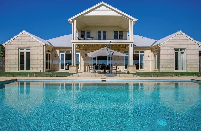 Cheviot Resort: 5 BR, 3 BA in Portsea, Sleeps 12