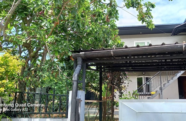 Chez Mimi ideal for people in transit, not far from the airport ..........