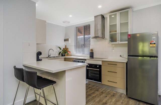 Chic 1-Bed 15-Min from Scarborough Beach & CBD