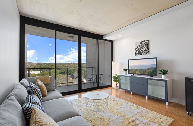 Chic 1-Bed Apartment Near Canberra’s Bustling CBD