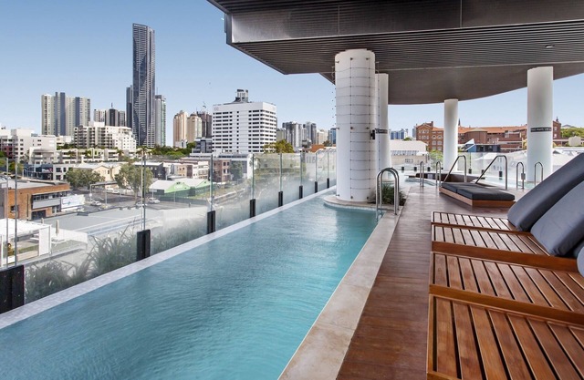 Chic 1-Bed with Parking, Infinity Pool and Gym