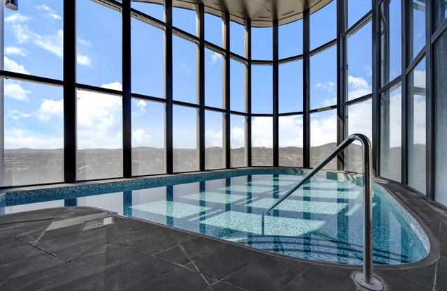 Chic 1-Bed with Stunning Lake View & Indoor Pool