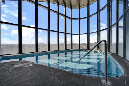 Chic 1-Bed with Stunning Lake View & Indoor Pool