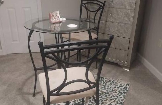 Chic 1-bedroom apartment in fabulous Fayetteville with AC, WiFi