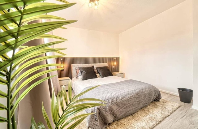 Chic 1BR Apartment ✨ Parking | Netflix | Near M6 🏡