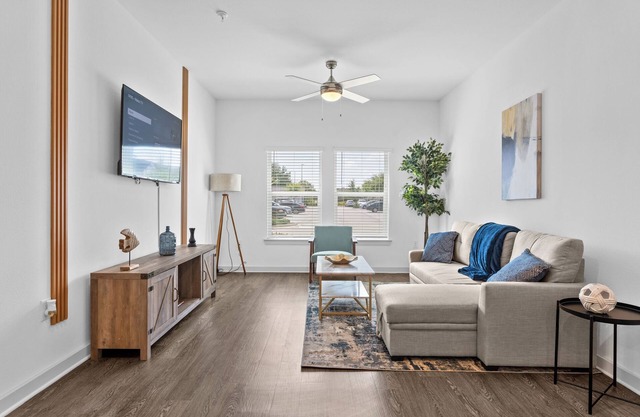 Chic 1BR Apt King Bed/Pool/Gym/Close 2 Beach