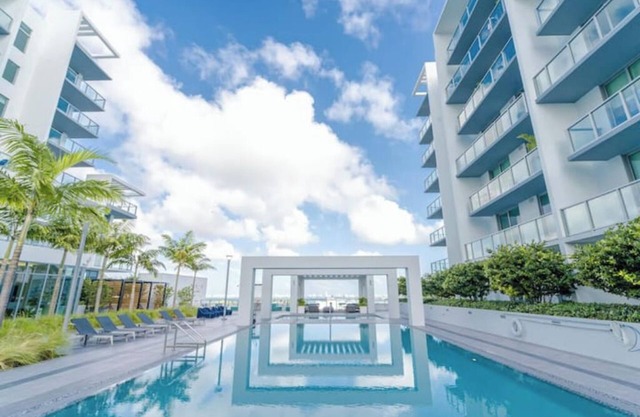 Chic 1BR condo with pool and gym in Design District