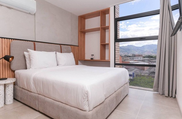 Chic 1BR in Poblado - Jacuzzi & Workspace