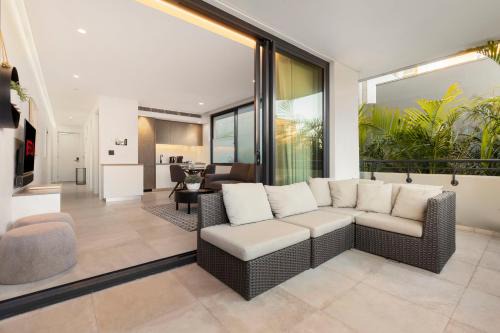Chic 2-Bed Apartment with Balcony Near Coogee Beach