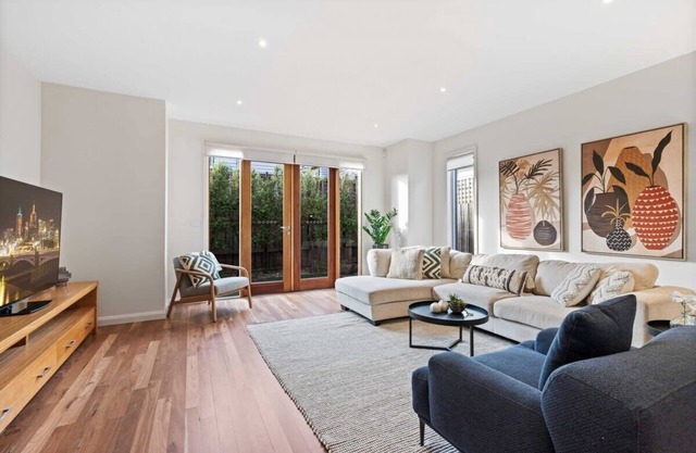 Chic 2-Bed Home By Bustling Shops