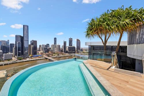 Chic 2-Bed with Rooftop Pool Overlooking the City