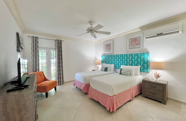 Chic 2 bedroom 2 bathroom groundfloor beachfront unit, pool tennis WiFi GB110