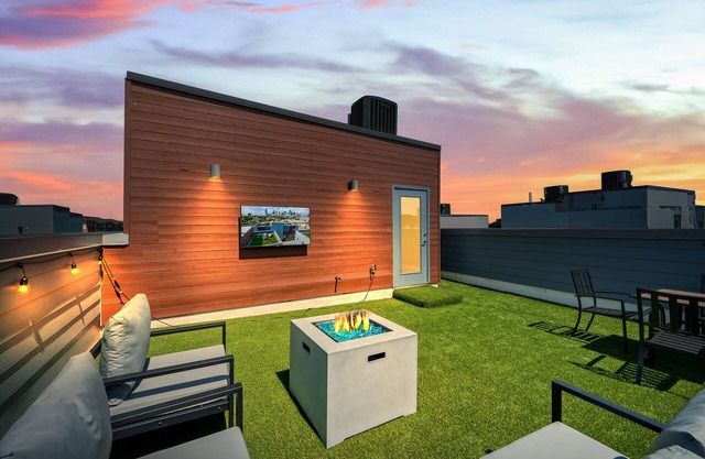 Chic 2 bedroom 4Story Townhome w/Rooftop Skyline!
