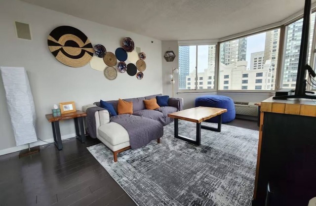 Chic 2-bedroom apartment with Manhattan views!