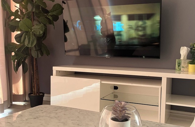 Chic 2-bedroom apartment with WiFi, AC in lovely Sandton