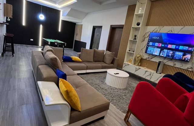 Chic 2-bedroom apartment with WiFi, fitness room in vibrant Abuja