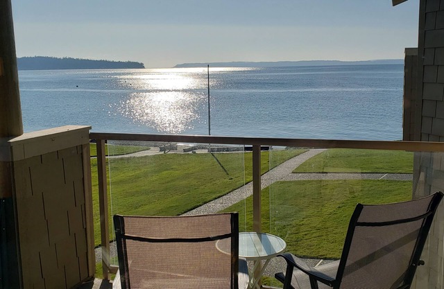 Chic 2-bedroom beachfront condo on Mutiny Bay with water views