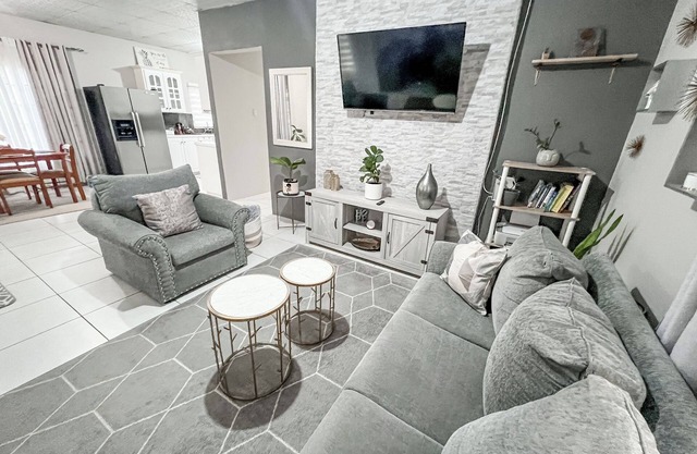 Chic 2 Bedroom Home in Residential Area.