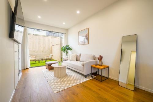 Chic 2-Bedroom Retreat in Grey Lynn Minutes to CBD
