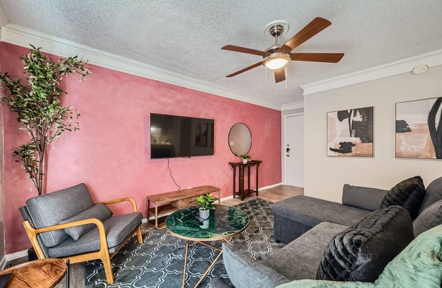 Chic 2B Getaway | 10min > DTWN | W/D, Pool, Prkg