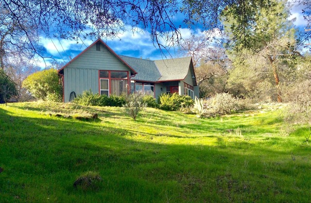 Chic 2B2b Bungalow w/studio 3 mi to Sequoia NP - Dog Friendly!