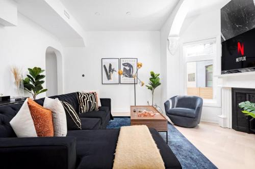Chic 2BR 2BA Urban Escape Modern Comfort