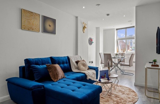 Chic 2BR Luxe Stay, Leicester