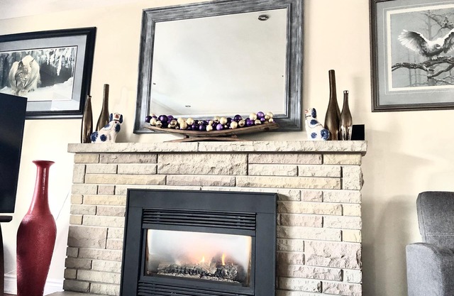 Chic 3 bedroom 1.5 bath upper bungalow walk to lake