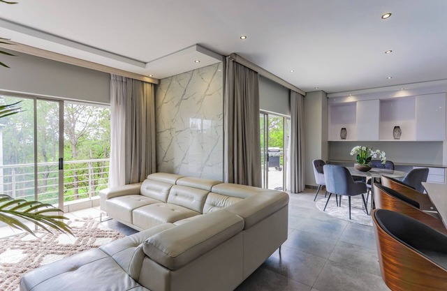 Chic 3-bedroom apartment with WiFi, AC in fabulous Sandton