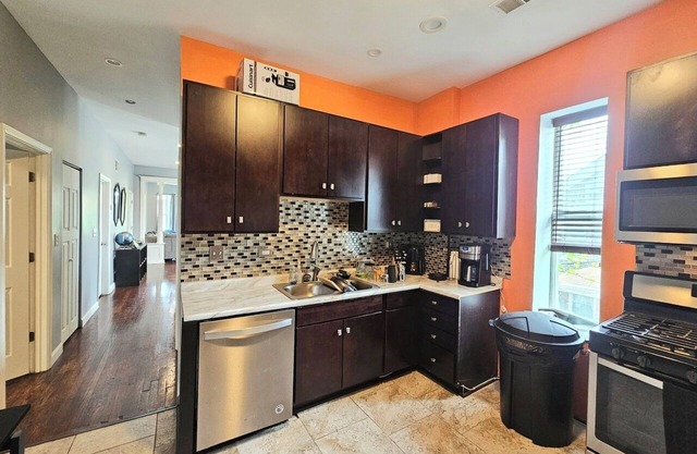 Chic 3-bedroom corporate apartment with WiFi, AC in lovely Chicago.