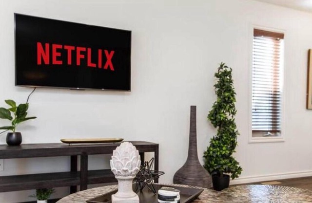 Chic 3BR Modern Home - Wi-Fi - Netflix - Sleeps 8!