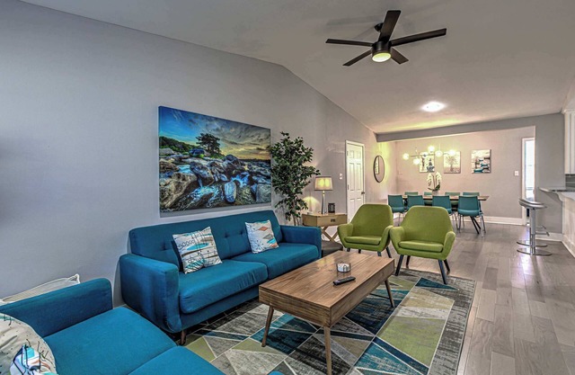Chic 4 BDR for 9 Near DT & Mins to Lady Bird Lake!