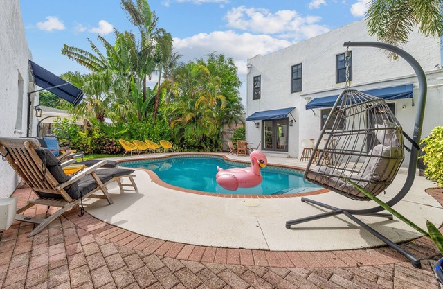 Chic 4BR retreat with private pool and modern amenities. Detached guest house includes queen bed, full bath, and kitchen. Minutes from downtown West Palm Beach, Palm Beach Island, Northwood Village, and Palm Beach Outlets.