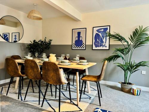 Chic 5-bedroom House in Basingstoke with Parking by PureStay