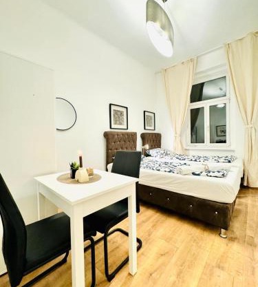 Chic 5BR Apt for 10P, with Direct City Access