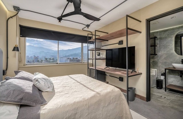 Chic 8th-Floor Loft, Stunning Downtown City Views