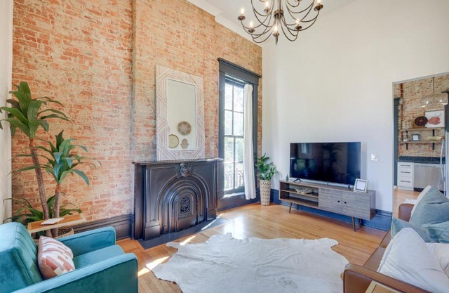 Chic and Historic Apartment about 6 Mi to Louisville!