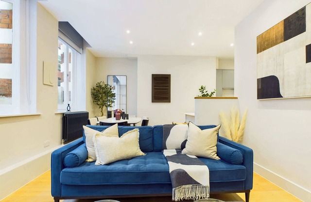 Chic and Modern Apartment by Piccadilly Circus