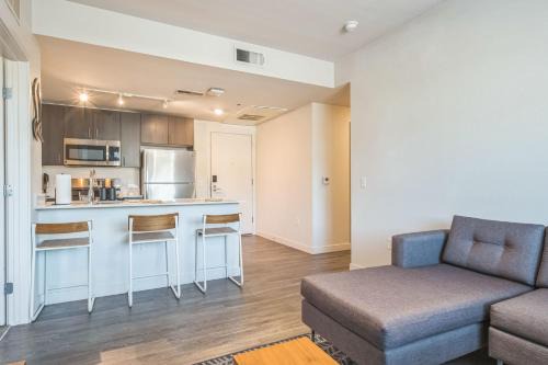 Chic and Modern Getaway with Gym 5 Min to Downtown