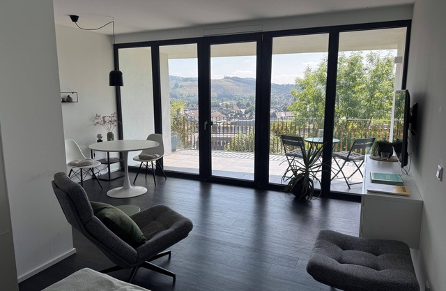 Chic apartment in a central location with a large balcony and views over the city