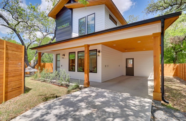 Chic Austin House w/Spacious Backyard & Hammock