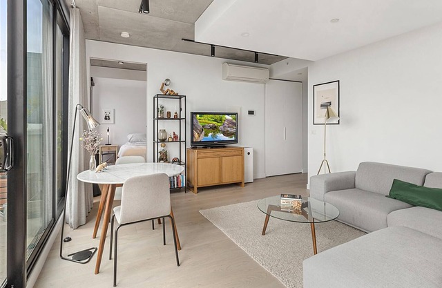 Chic Balcony Unit near University, Markets & Trams