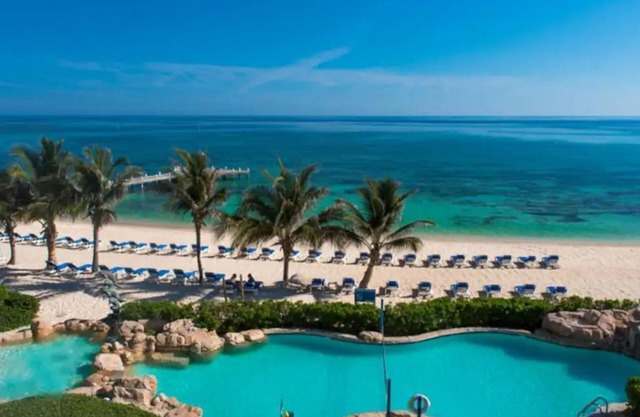 Chic beach front studio with fitness room, WiFi, king size bed and scenic patio