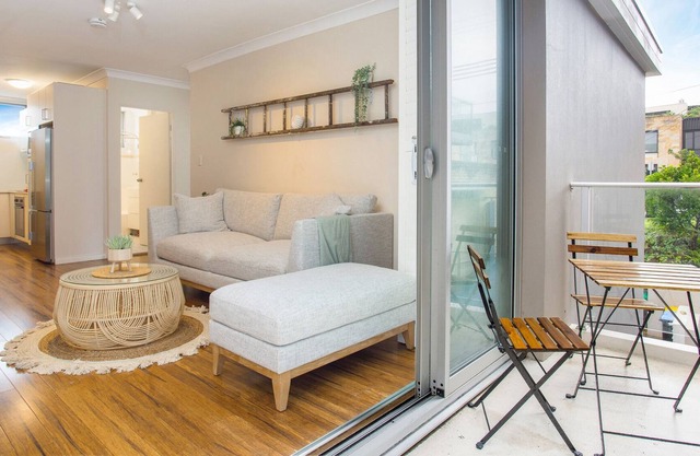 Chic Beachside Apartment Freshwater