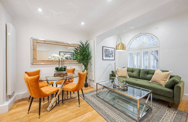 Chic Belgravia Hideaway with Private Patio – 10 Mins to Harrods