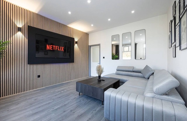 Chic Bolton Retreat : 2BR-Deluxe Cinema Experience